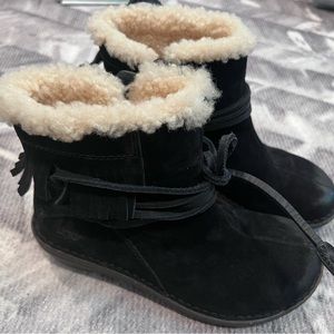 UGG Women's Suede Leather Fringed Fur Boot/Booties Size 5 black